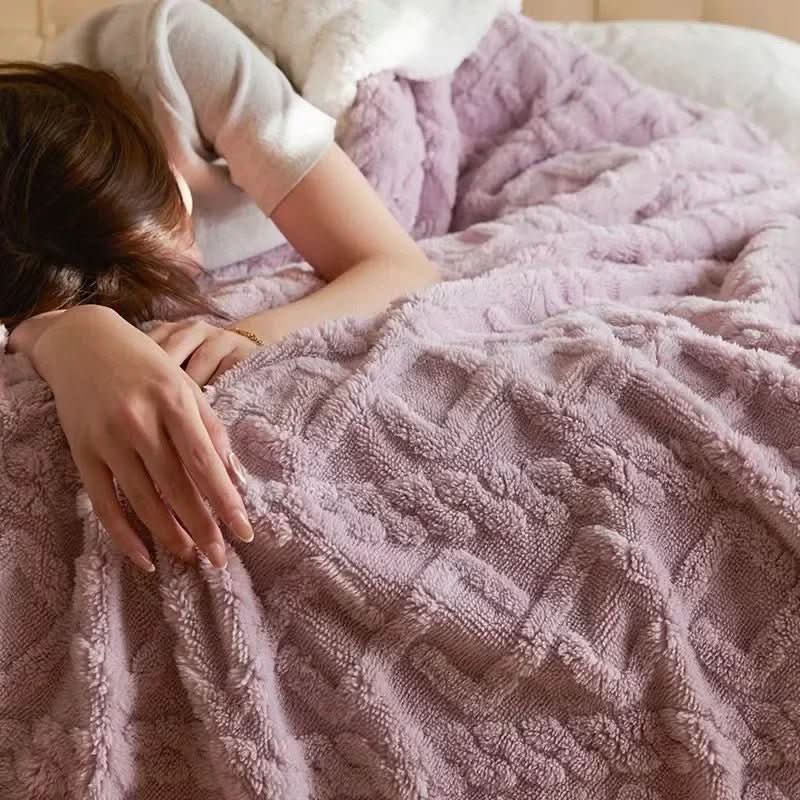 Thick lambswool blanket - Fluffy winter blanket for maximum warmth - Image 9